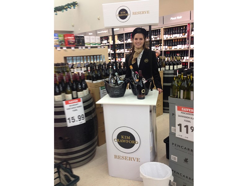 Presenter 600 with header at a wine tasting in Supermarket