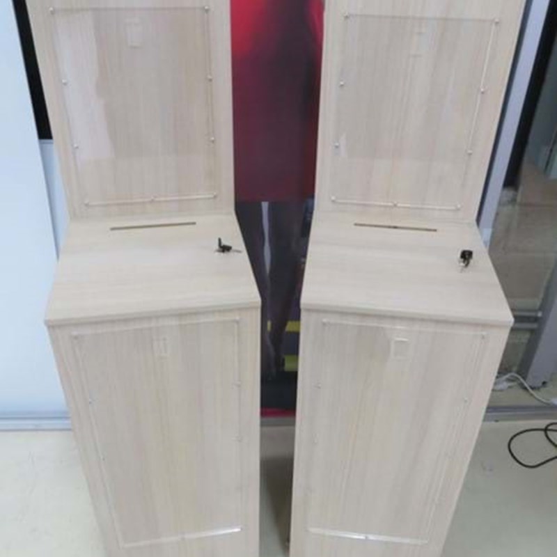 Timber entry box with hinged lid