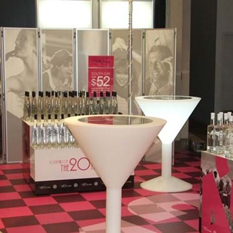 Retail display with lighting