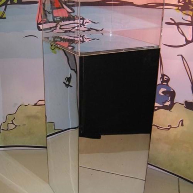 Mirror finish plinth with showcase